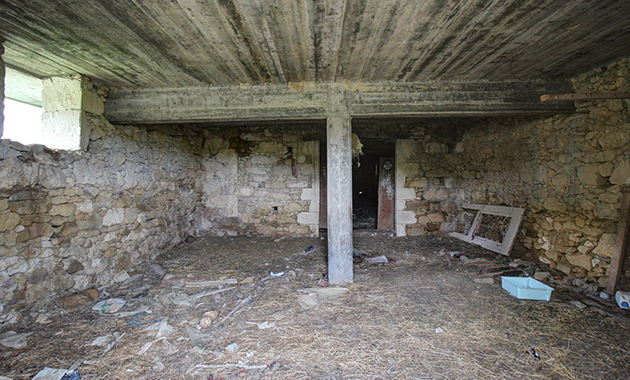 UNCONVERTED SEMI-DETACHED ON A SPACIOUS PLOT