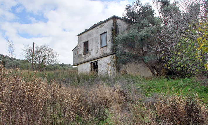 UNCONVERTED SEMI-DETACHED ON A SPACIOUS PLOT