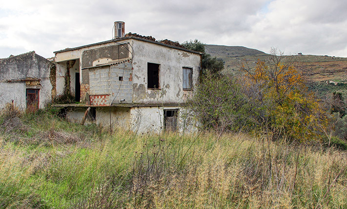 UNCONVERTED SEMI-DETACHED ON A SPACIOUS PLOT