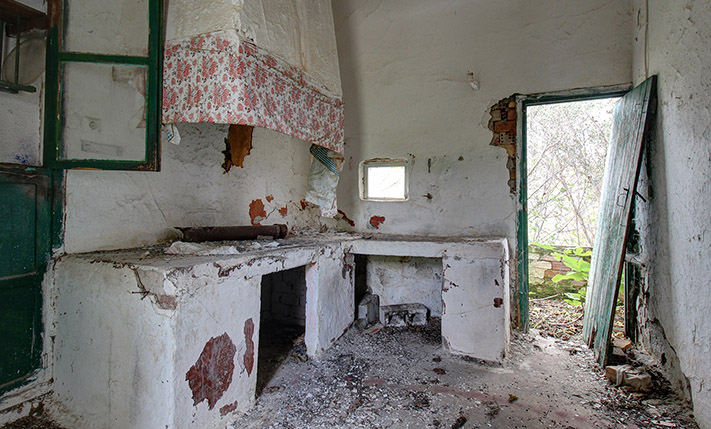 UNCONVERTED SEMI-DETACHED ON A SPACIOUS PLOT