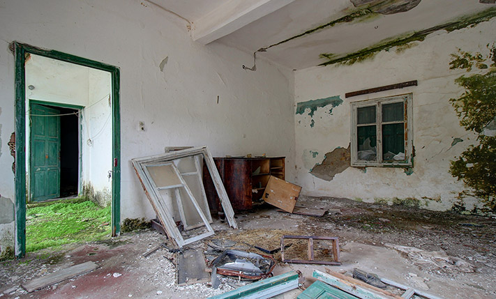 UNCONVERTED SEMI-DETACHED ON A SPACIOUS PLOT