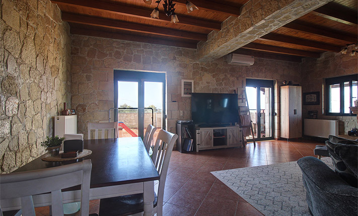 ΠΟΙΟΤΙΚΗ ΠΕΤΡΙΝΗ ΜΟΝΟΚΑΤΟΙΚΙΑ ΜΕ ΘΕΑ