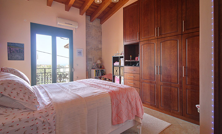 QUALITY DETACHED STONE HOUSE WITH SEA VIEWS