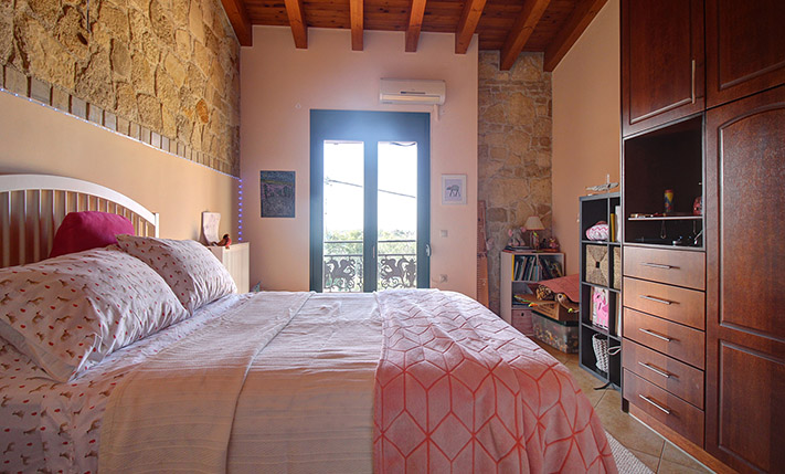 QUALITY DETACHED STONE HOUSE WITH SEA VIEWS