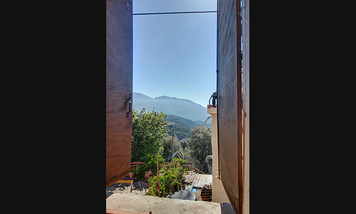 UNCONVERTED STONE HOUSE IN FAMILY NEIGHBORHOOD