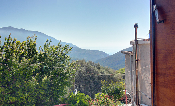 UNCONVERTED STONE HOUSE IN FAMILY NEIGHBORHOOD