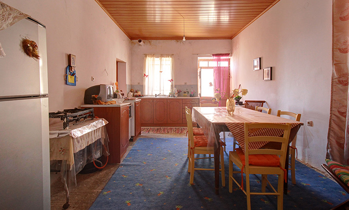 UNCONVERTED STONE HOUSE IN FAMILY NEIGHBORHOOD