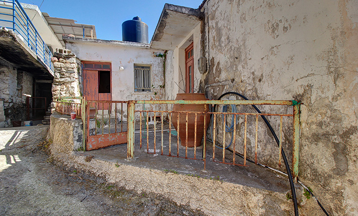 UNCONVERTED STONE HOUSE IN FAMILY NEIGHBORHOOD