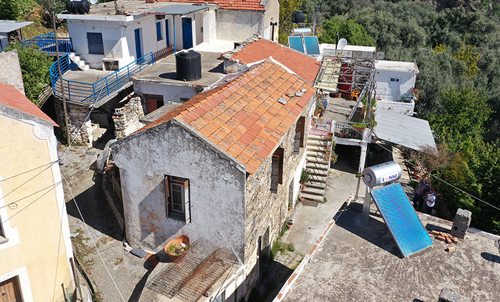 UNCONVERTED STONE HOUSE IN FAMILY NEIGHBORHOOD
