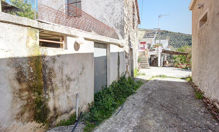 UNCONVERTED STONE HOUSE IN FAMILY NEIGHBORHOOD