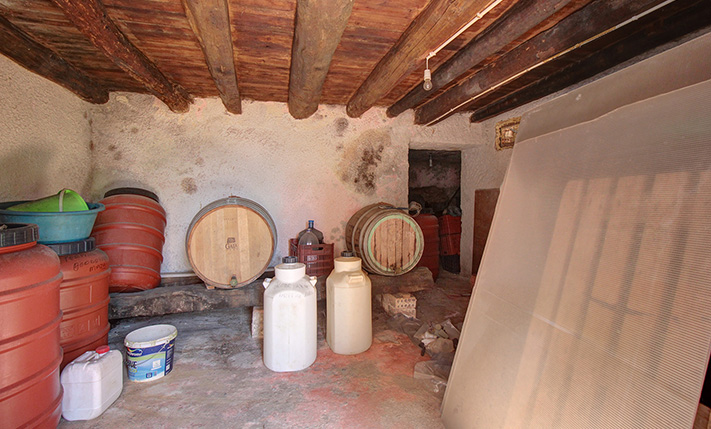 UNCONVERTED STONE HOUSE IN FAMILY NEIGHBORHOOD