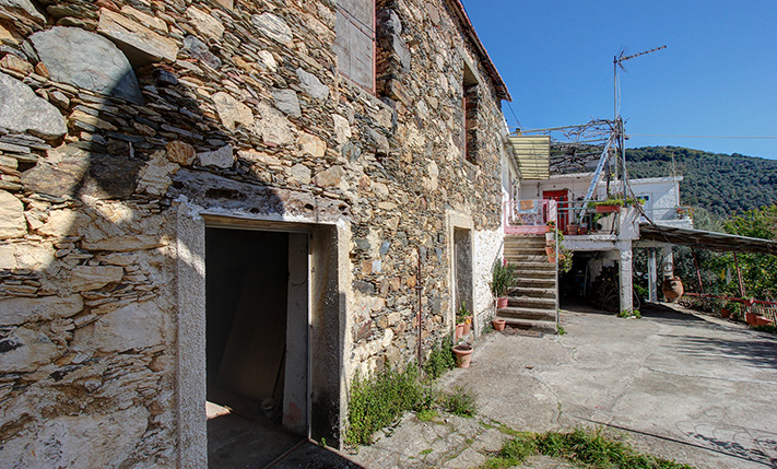 UNCONVERTED STONE HOUSE IN FAMILY NEIGHBORHOOD