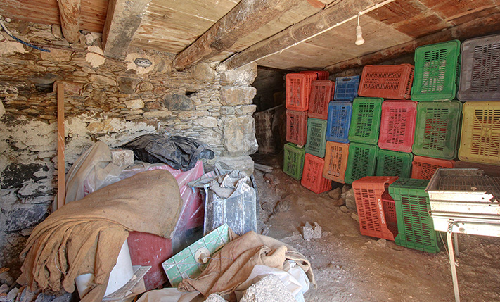 UNCONVERTED STONE HOUSE IN FAMILY NEIGHBORHOOD
