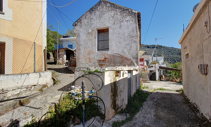 UNCONVERTED STONE HOUSE IN FAMILY NEIGHBORHOOD