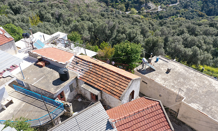 UNCONVERTED STONE HOUSE IN FAMILY NEIGHBORHOOD
