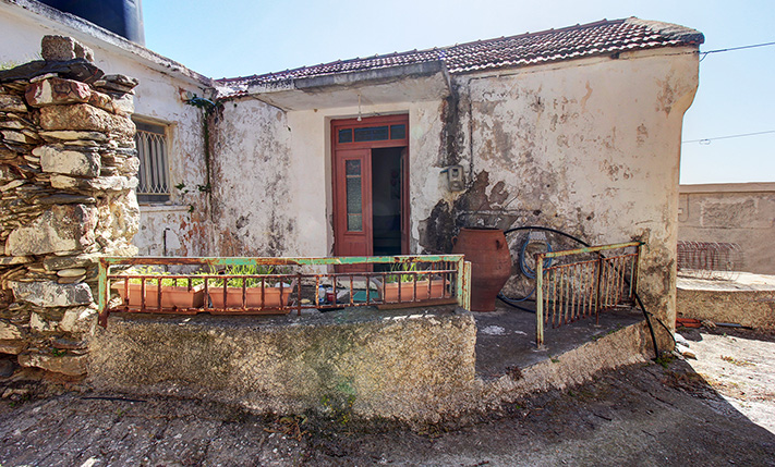 UNCONVERTED STONE HOUSE IN FAMILY NEIGHBORHOOD