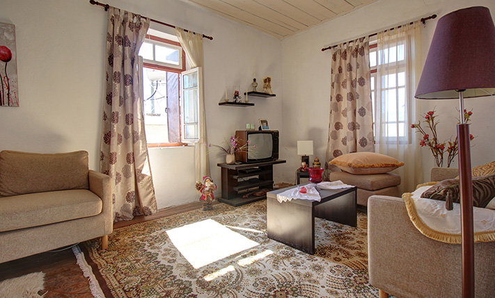 UNCONVERTED STONE HOUSE IN FAMILY NEIGHBORHOOD