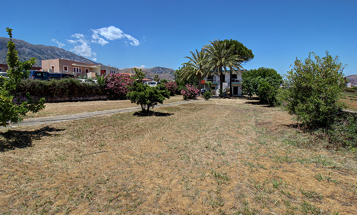 PROPERTY WHERE YOU MAY BUILD A SMALL COMPLEX