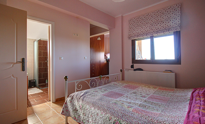 ΜΟΝΟΚΑΤΟΙΚΙΑ ΜΕ ΘΕΑ ΚΟΝΤΑ ΣΤΗΝ ΠΟΛΗ