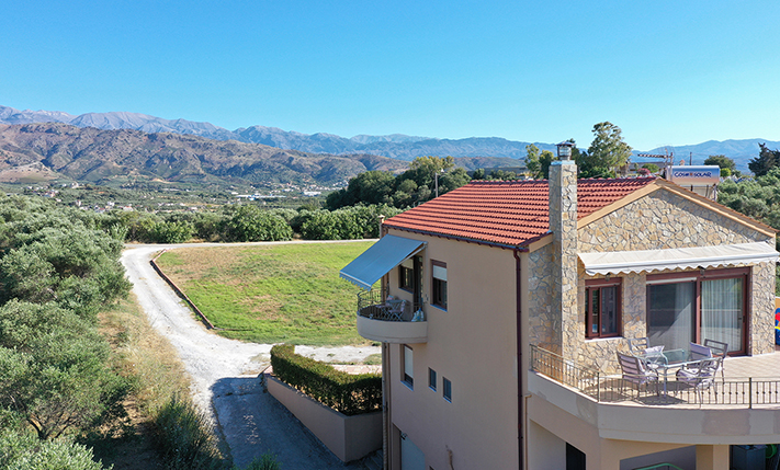 DETACHED HOUSE WITH VIEWS NEAR THE CITY