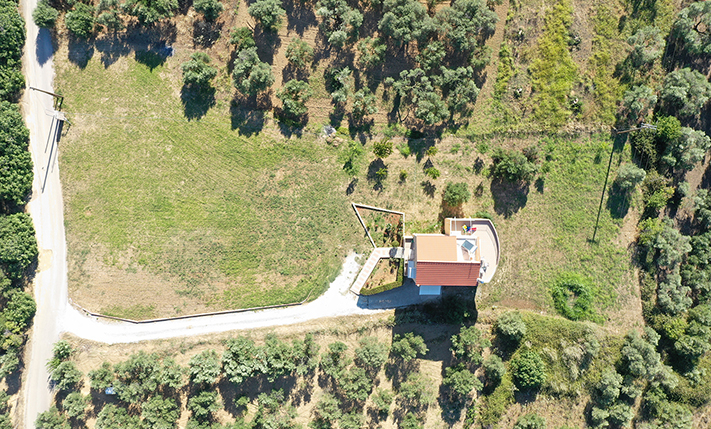 ΜΟΝΟΚΑΤΟΙΚΙΑ ΜΕ ΘΕΑ ΚΟΝΤΑ ΣΤΗΝ ΠΟΛΗ