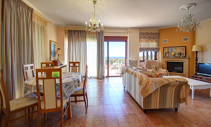 DETACHED HOUSE WITH VIEWS NEAR THE CITY