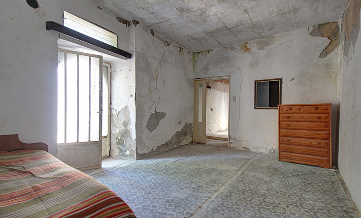 WITH GARDEN POTENTIAL & A SECLUDED COURTYARD