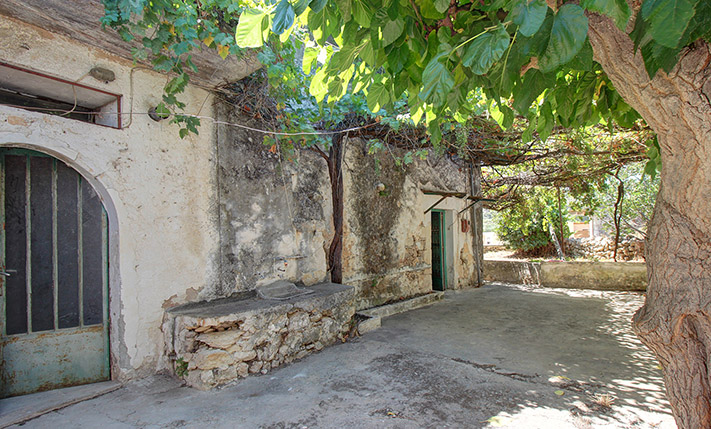 WITH GARDEN POTENTIAL & A SECLUDED COURTYARD