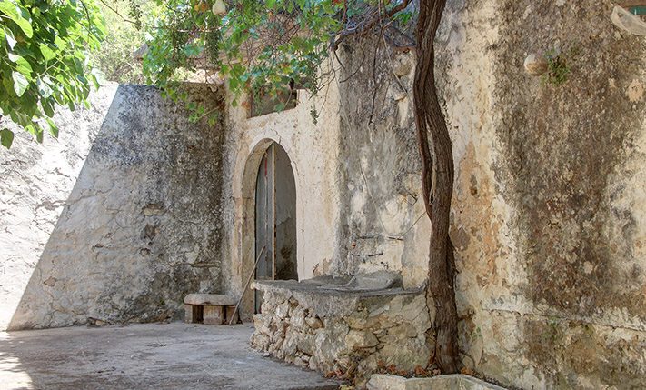 WITH GARDEN POTENTIAL & A SECLUDED COURTYARD