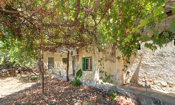 WITH GARDEN POTENTIAL & A SECLUDED COURTYARD