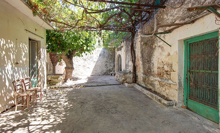 WITH GARDEN POTENTIAL & A SECLUDED COURTYARD