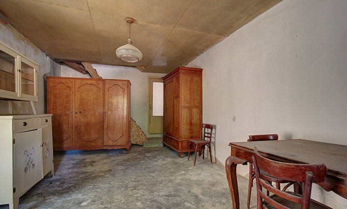 WITH GARDEN POTENTIAL & A SECLUDED COURTYARD