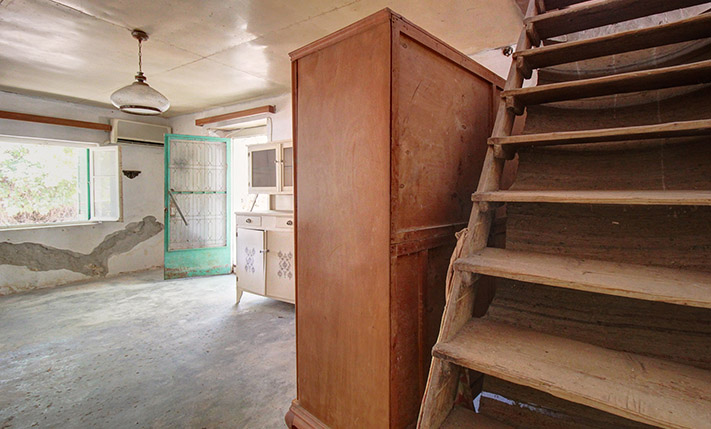 WITH GARDEN POTENTIAL & A SECLUDED COURTYARD