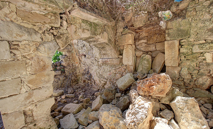 COMPLEX OF HOUSES FOR RESTORATION