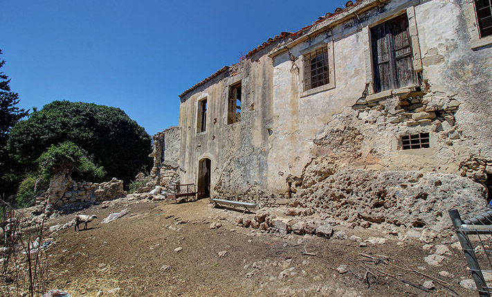 COMPLEX OF HOUSES FOR RESTORATION
