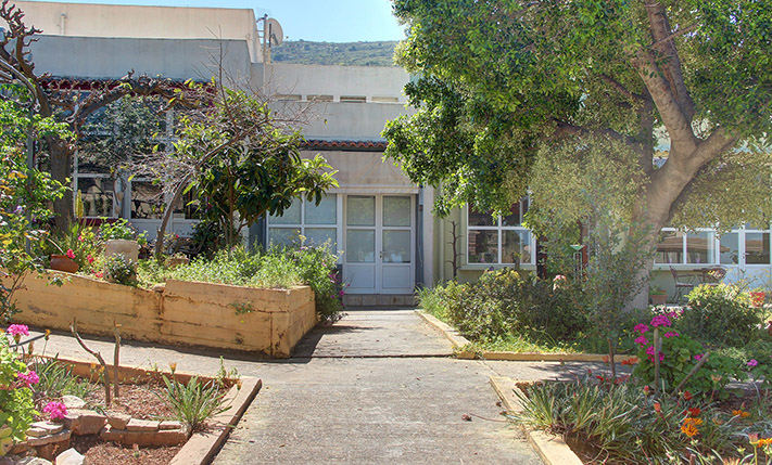 BUILDING WITH A RETAIL SPACE NEAR THE CITY