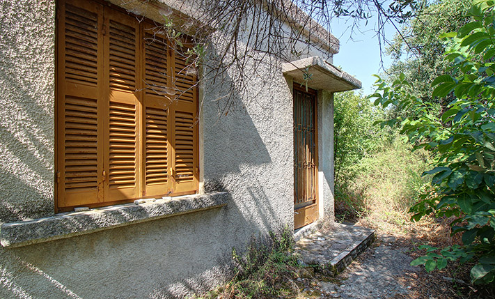 BUILDABLE LAND WITH AN UNCONVERTED BUILDING