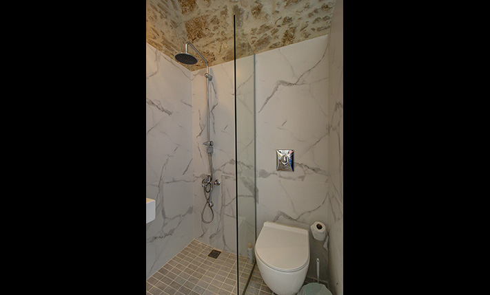 VENETIAN HOUSE WITH IMPRESSIVE DOMES & ARCHES