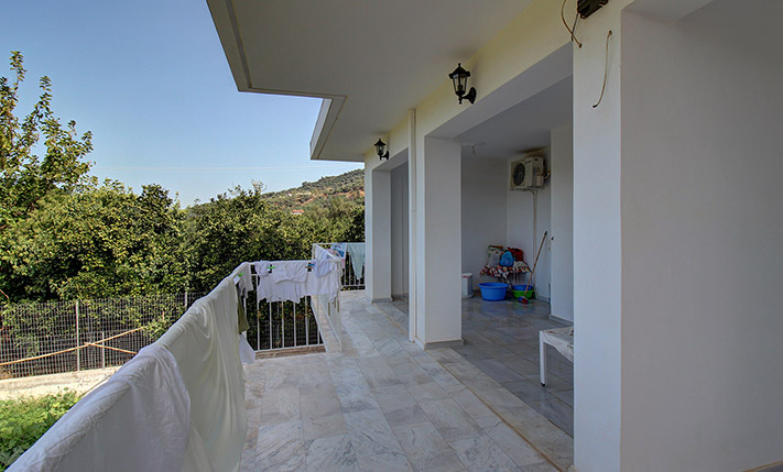 POTENTIAL TO EASILY SPLIT TO 4 INDEPENDENT APTS