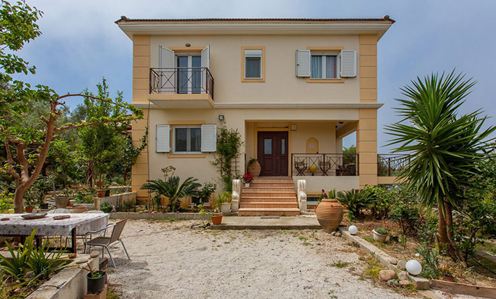 DETACHED HOUSE IN THE CENTRE OF PLATANIAS