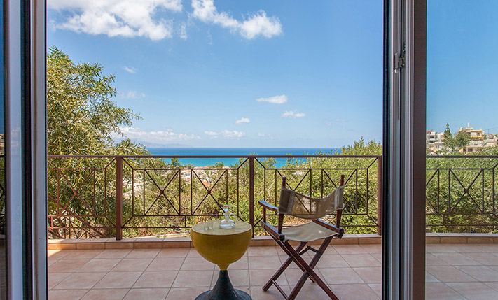 DETACHED HOUSE IN THE CENTRE OF PLATANIAS