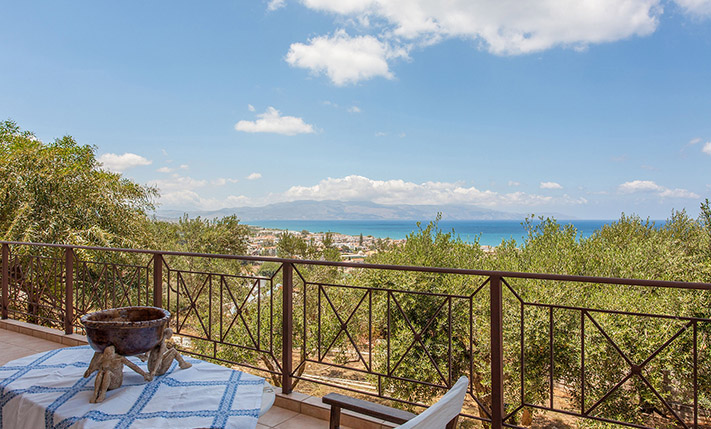 DETACHED HOUSE IN THE CENTRE OF PLATANIAS