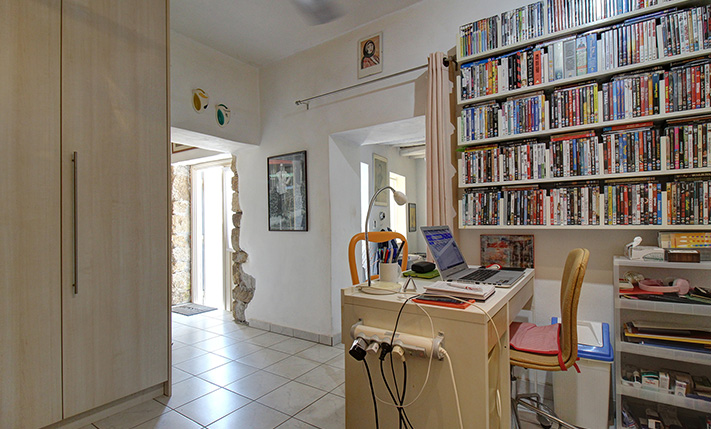 ARTIST'S HOUSE WITH A STRONG CHARACTER