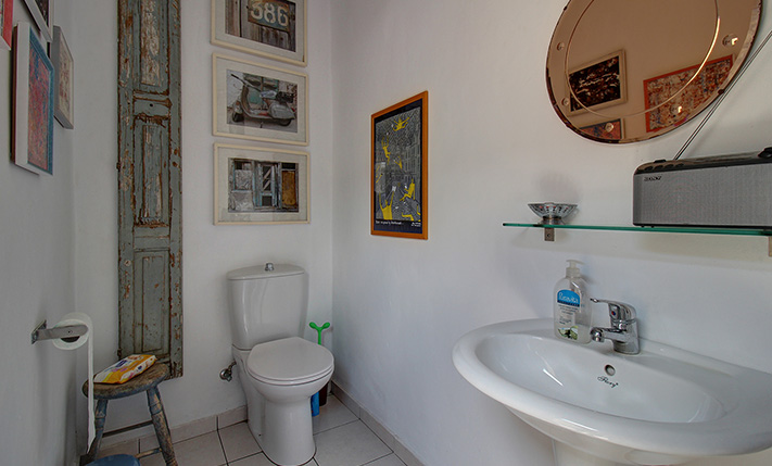 ARTIST'S HOUSE WITH A STRONG CHARACTER