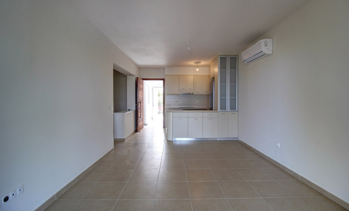 FUNCTIONAL WITH THE OPTION TO SPLIT INTO 2 APTS