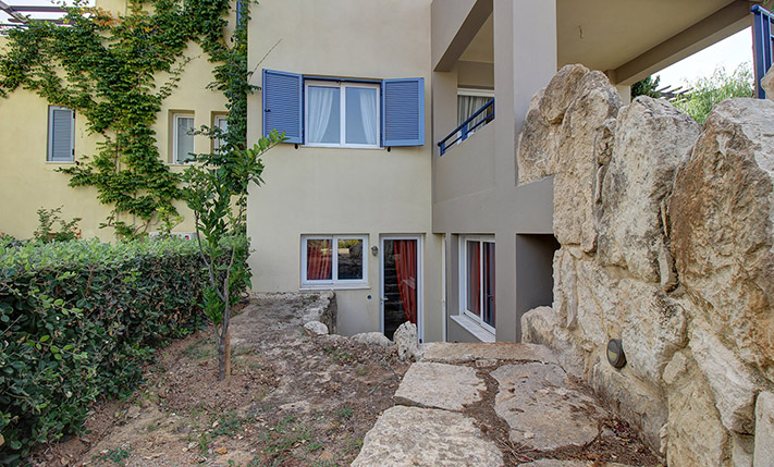 FUNCTIONAL WITH THE OPTION TO SPLIT INTO 2 APTS