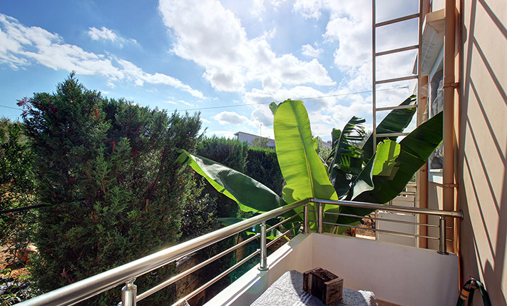 LARGE DETACHED HOUSE 10' FROM THE CITY CENTRE