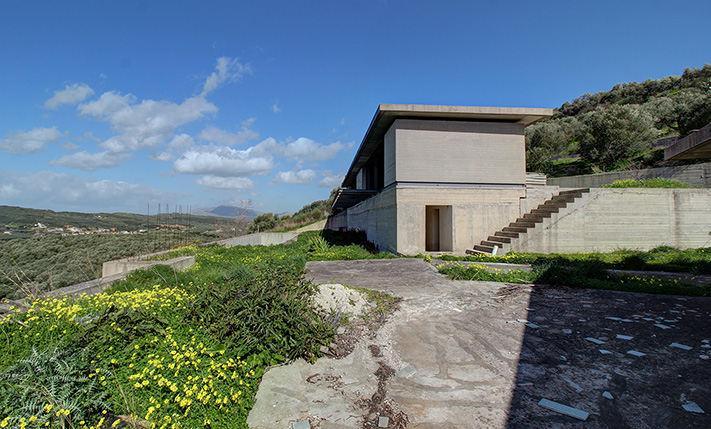 CONTEMPORARY BUILDING IN STUNNING LOCATION