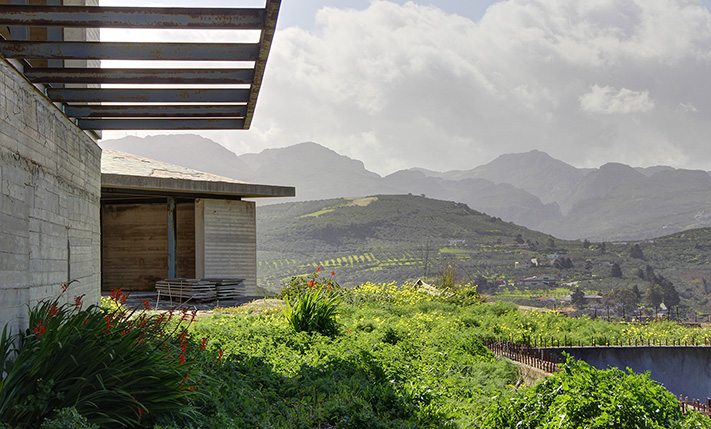 CONTEMPORARY BUILDING IN STUNNING LOCATION