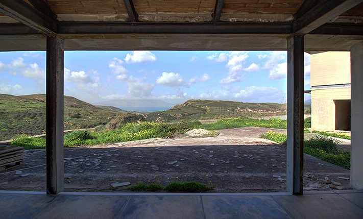 CONTEMPORARY BUILDING IN STUNNING LOCATION